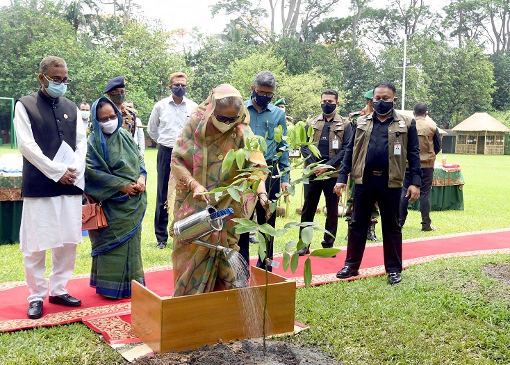 প্রধানমন্ত্রী শেখ হাসিনা শনিবার গণভবনে চত্বরে ডুমুর ও সোনালু গাছের চারা রোপণ করে জাতীয় বৃক্ষরোপণ অভিযান উদ্বোধন করেন