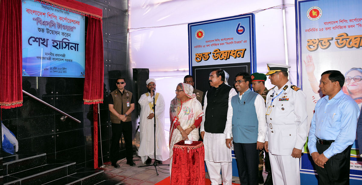 এবার একটু আগেই আমন ধান কাটা শুরু হয়ে গেছে। তাই ব্যস্ত সময় কাটাচ্ছেন নাটোরের কৃষকরা। 