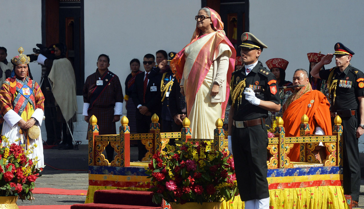 ভুটান রাজপ্রাসাদে গার্ড অব অনার পরিদর্শন করেন প্রধানমন্ত্রী শেখ হাসিনা। 