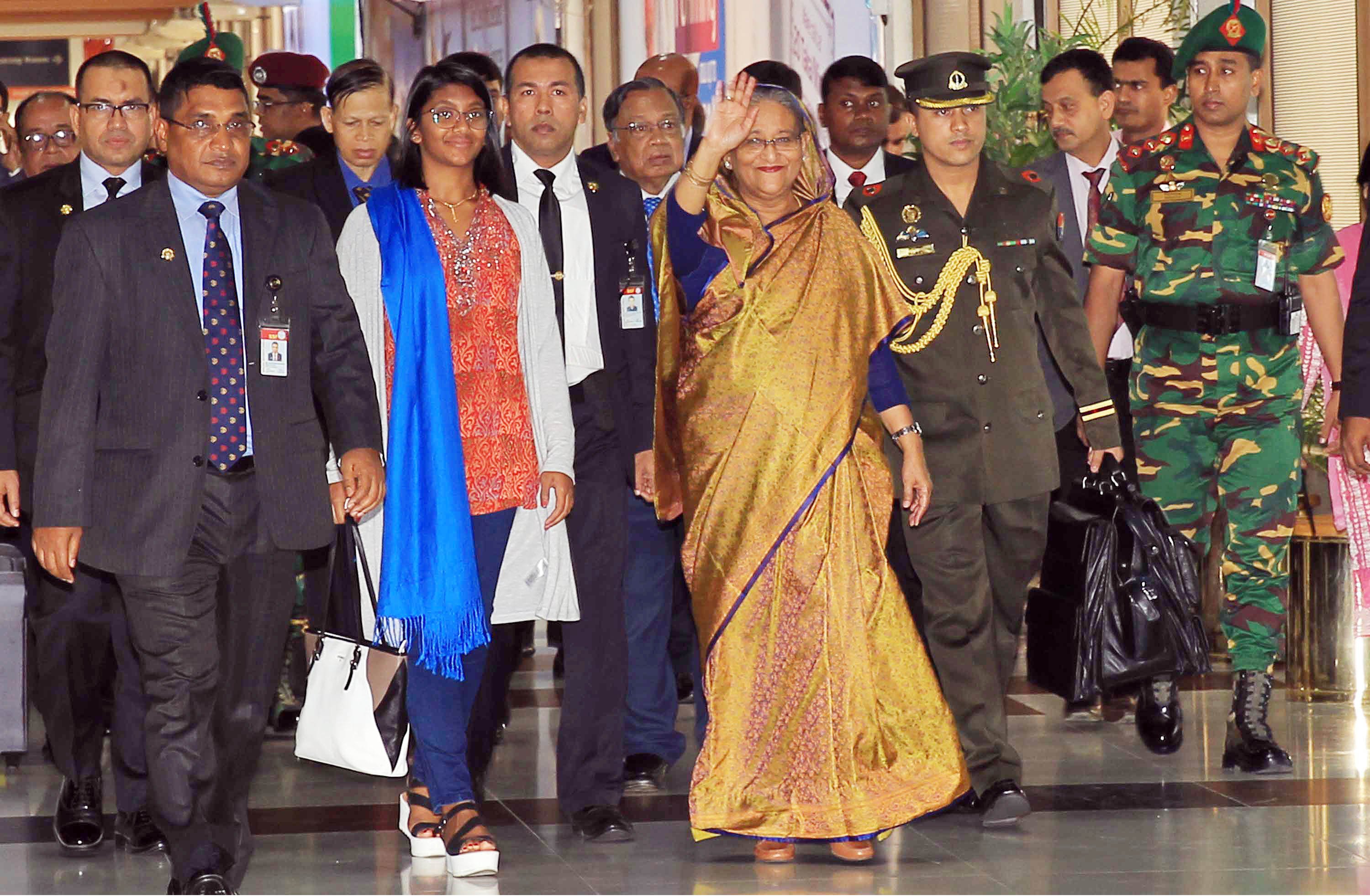 প্রধানমন্তী শেখ হাসিনা শনিবার দেশে ফিরলে বিমানবন্দরে ঊর্ধ্বতন সামরিক ও বেসামরিক কর্মকর্তাবৃন্দ তাঁকে স্বাগত জানান