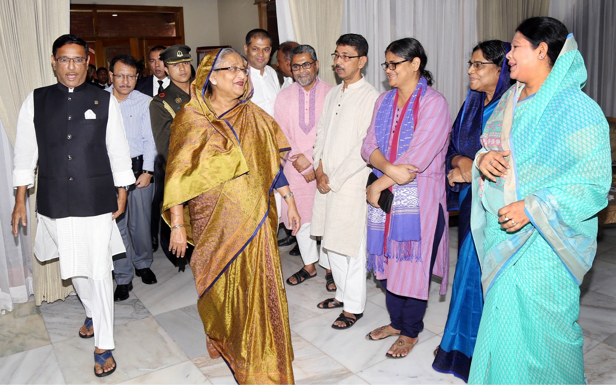 প্রধানমন্ত্রী শেখ হাসিননা শনিবার সুইডেন সফর শেষে দেশে ফিরলে গণভবনে নেতাকর্মীর তাঁকে শুভেচ্ছা জানান