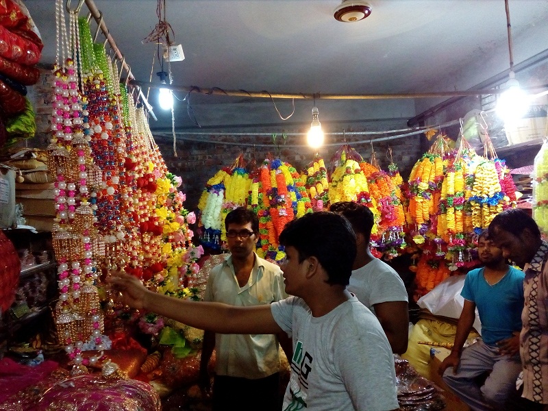 দেবী দুর্গার জন্য মালা কিনছেন এক ভক্ত