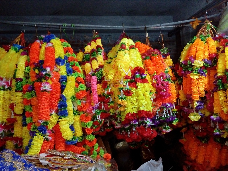 শাঁখারী বাজারে দোকানে-দোকানে বাহারী ডিজাইনের মালা ও অলংকারে ঠাঁসা