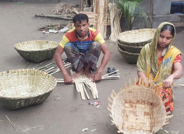 বাঁশ ও বেতের জিনিস বানিয়ে স্বাবলম্বী কিশোরগঞ্জের হোসেনপুরের রুবেল-দম্পতি