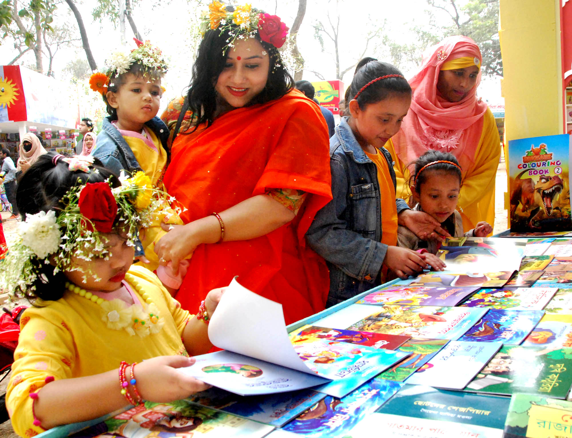 একুশে বইমেলার শিশুপ্রহরে মা-বাবার হাত ধরে মেলার বিভিন্ন স্টল ঘুরে দেখছে শিশুরা। 