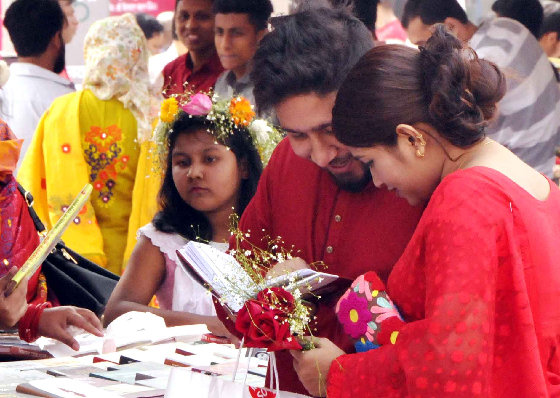 আজ বসন্ত ও ভালোবাসা একাকার হয়ে গেছে। ঢাকা বিশ্ববিদ্যালয় 