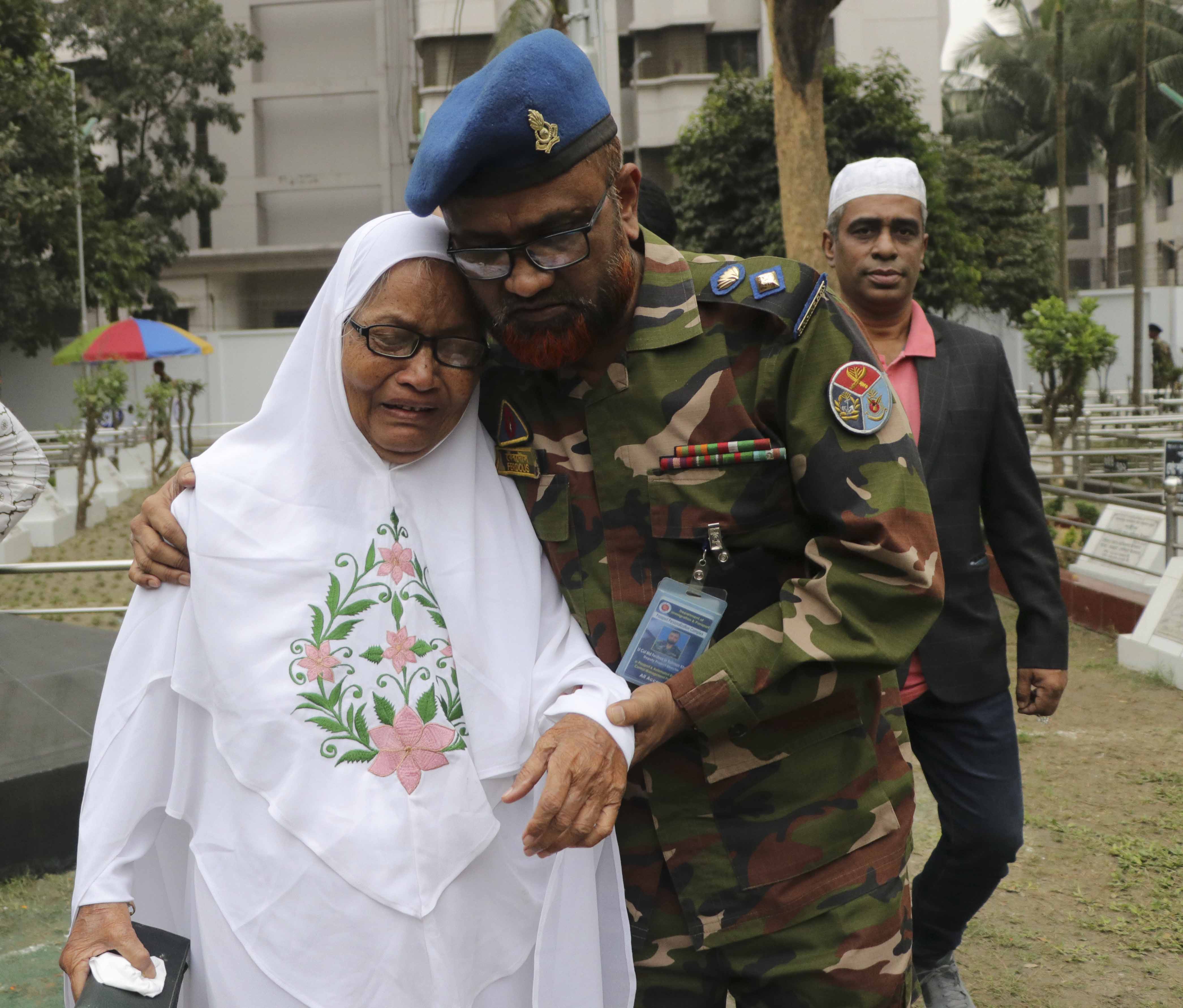 বিডিআর বিদ্রোহের ১১তম বার্ষিকীতে মঙ্গলবার সকালে বনানী সামরিক কবরস্থানে কান্নায় ভেঙ্গে পড়েন নিহতদের স্বজনরা 