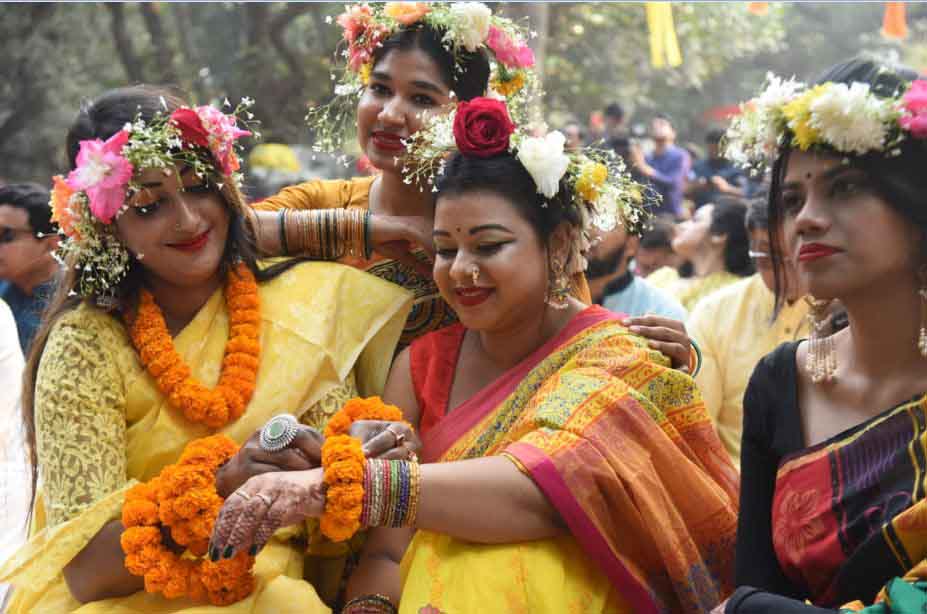 ঢাকা বিশ্ববিদ্যালয়ের চারুকলার বকুলতলায় আয়োজিত বসন্ত উৎসবে মেতেছেন নগরবাসী 