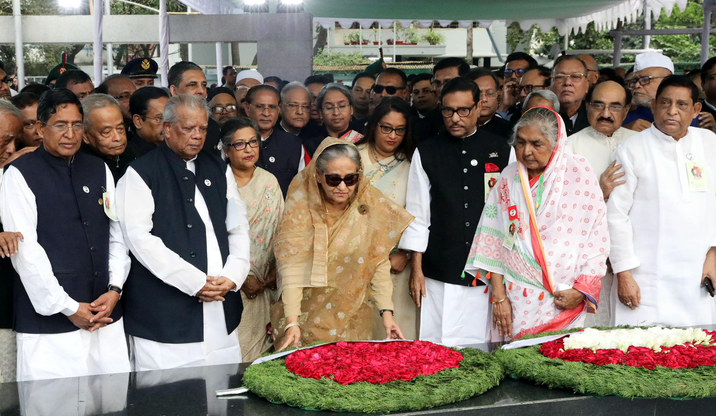 বঙ্গবন্ধুর জন্মশতবার্ষিকীর দিনে মঙ্গলবার ধানমণ্ডি ৩২ নম্বরে তার প্রতিকৃতিতে আওয়ামী লীগ নেতাদের সঙ্গে নিয়ে শ্রদ্ধা জানান প্রধানমন্ত্রী শেখ হাসিনা