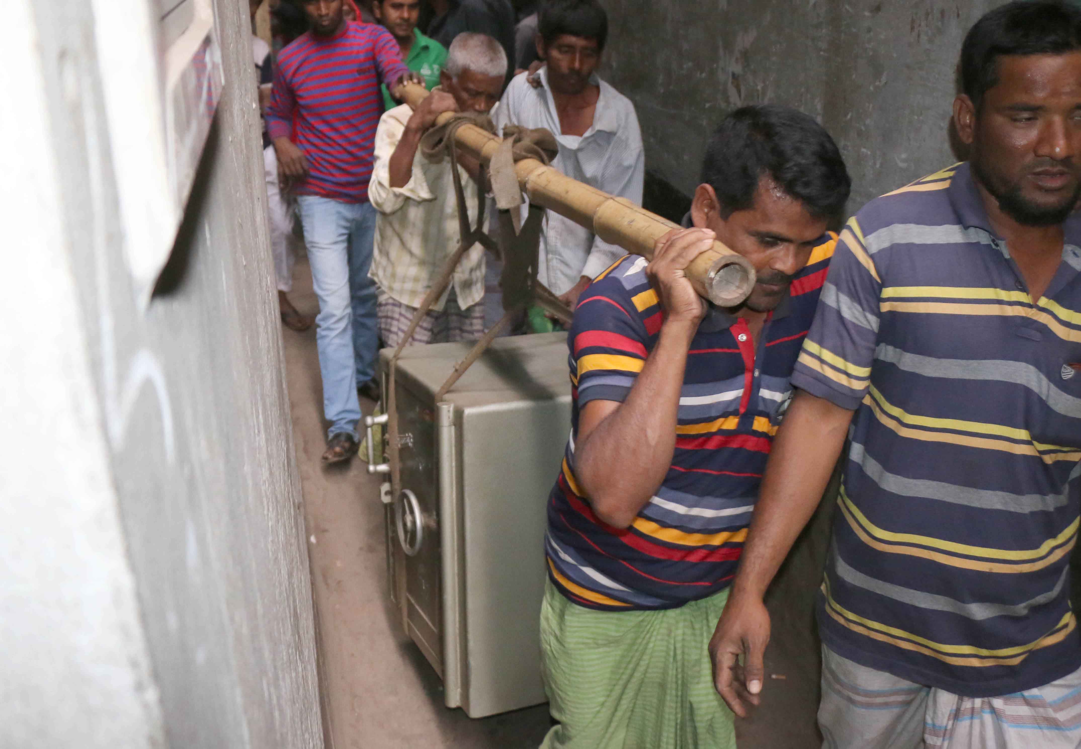 ক্যাসিনোকাণ্ডে জড়িত থাকার অভিযোগে গ্রেফতার আলোচিত দুই ভাই গেণ্ডারিয়া থানা আওয়ামী লীগের বহিষ্কৃত সহ-সভাপতি এনামুল হক এনু ও বহিষ্কৃত যুগ্ম সাধারণ সম্পাদক রূপন ভূইয়ার ওয়ারীর বাসায় অভিযান চালিয়ে নগদ সাড়ে ২৬ কোটি টাকা, স্বর্ণালংকার ও বিপুল পরিমাণ বিদেশি মুদ্রা উদ্ধার করে র্যাব-৩ 