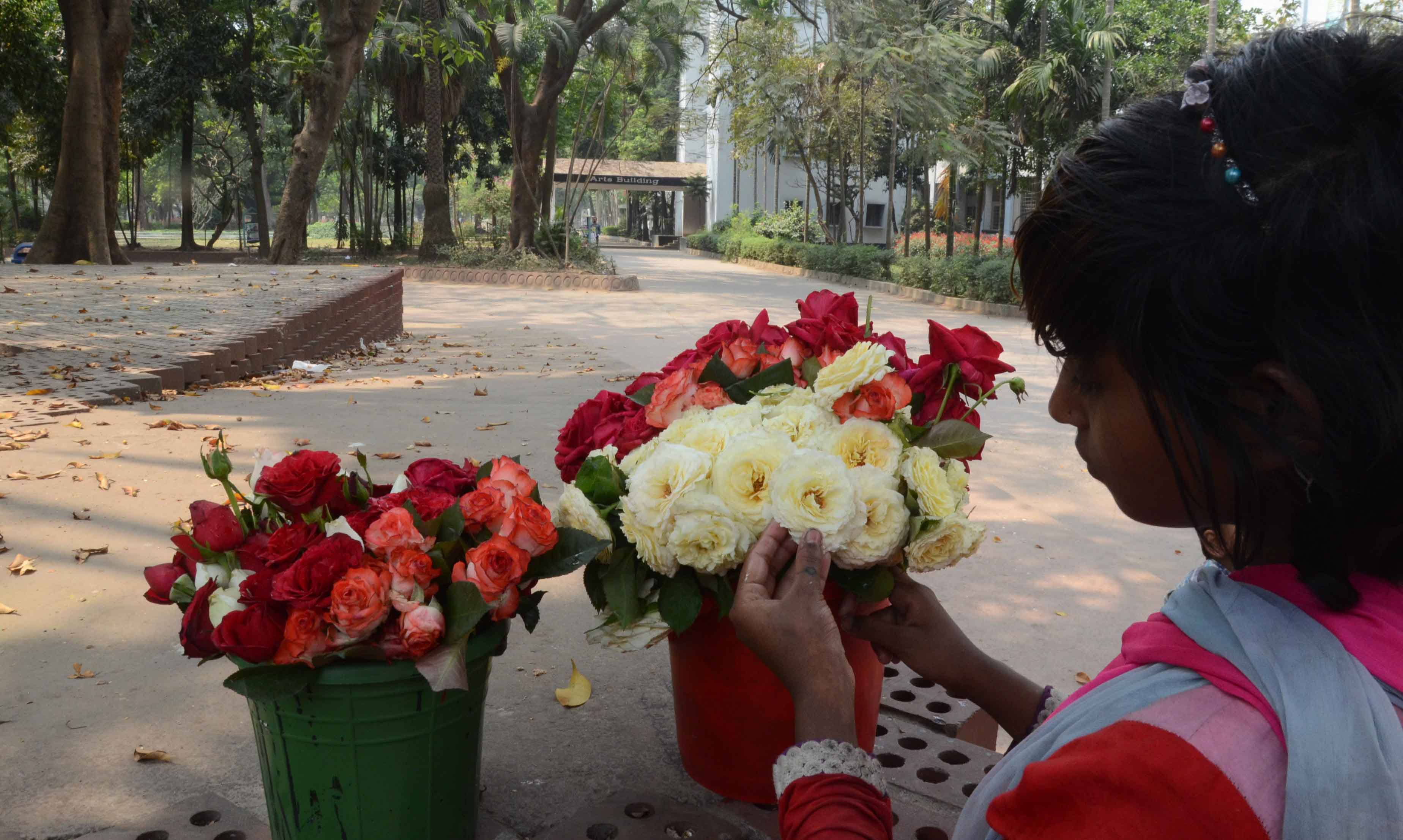 শিশু ফুল বিক্রেতা জানেনা ঢাকা বিশ বিদ্যালয় করোনা ভাইরাসের কারনে বন্ধ ঘোষণা শিলা জানেনা তাই কলা ভবনেের  সামনে ফুল বিএী করতে না পেরে ফুল গুলি পাএ টিতে সাজ্জাচ্ছে  