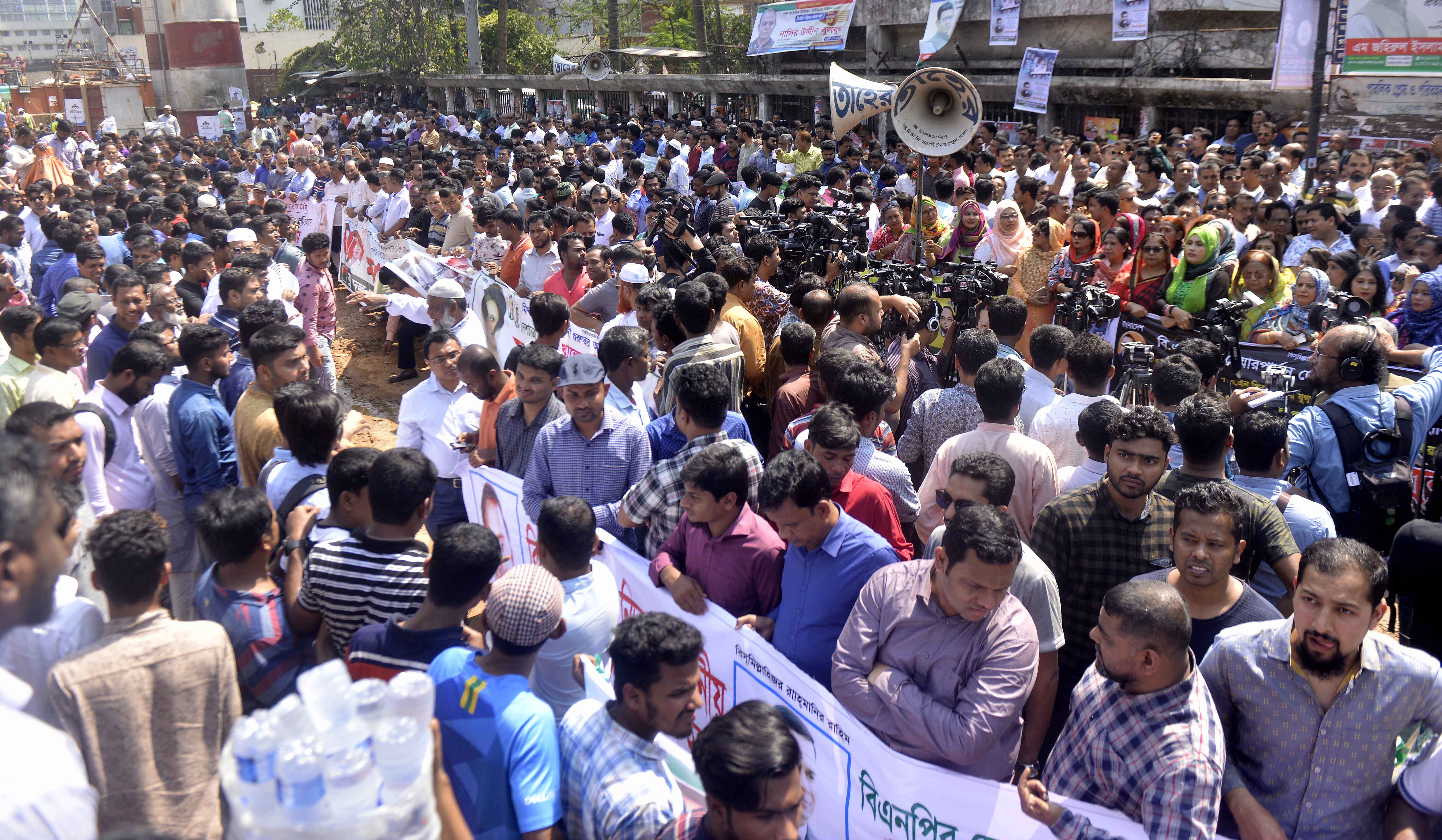 পানি ও বিদ্যুতের বর্ধিত মূল্য প্রত্যাহারের দাবিতে মঙ্গলবার জাতীয় প্রেস ক্লাবের সামনে বিক্ষোভ করে বিএনপি। 