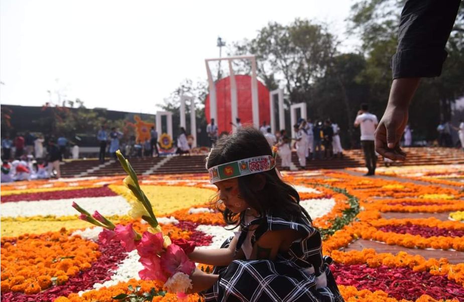 একুশে ফেব্রুয়ারি আন্তর্জাতিক মাতৃভাষা দিবস ও শহীদ দিবসে কেন্দ্রীয় শহীদ মিনারে শ্রদ্ধা জানাতে পরিবারের সাথে আসে শিশুরাও 