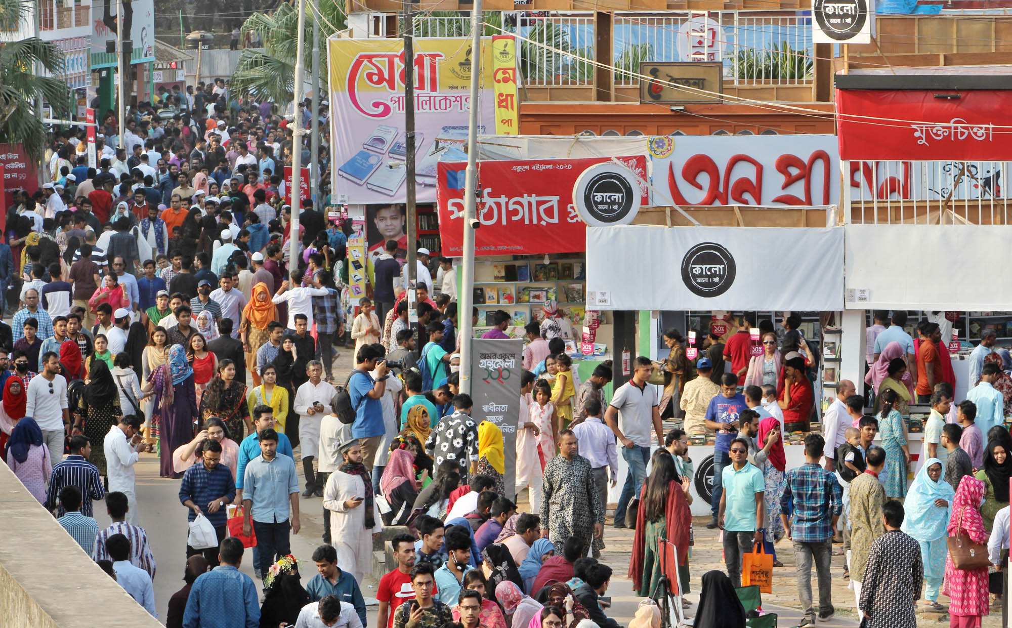 অমর একুশে গ্রন্থমেলায় শুক্রবার ছিল বইপ্রেমিদের উপচে পড়া ভিড়। 