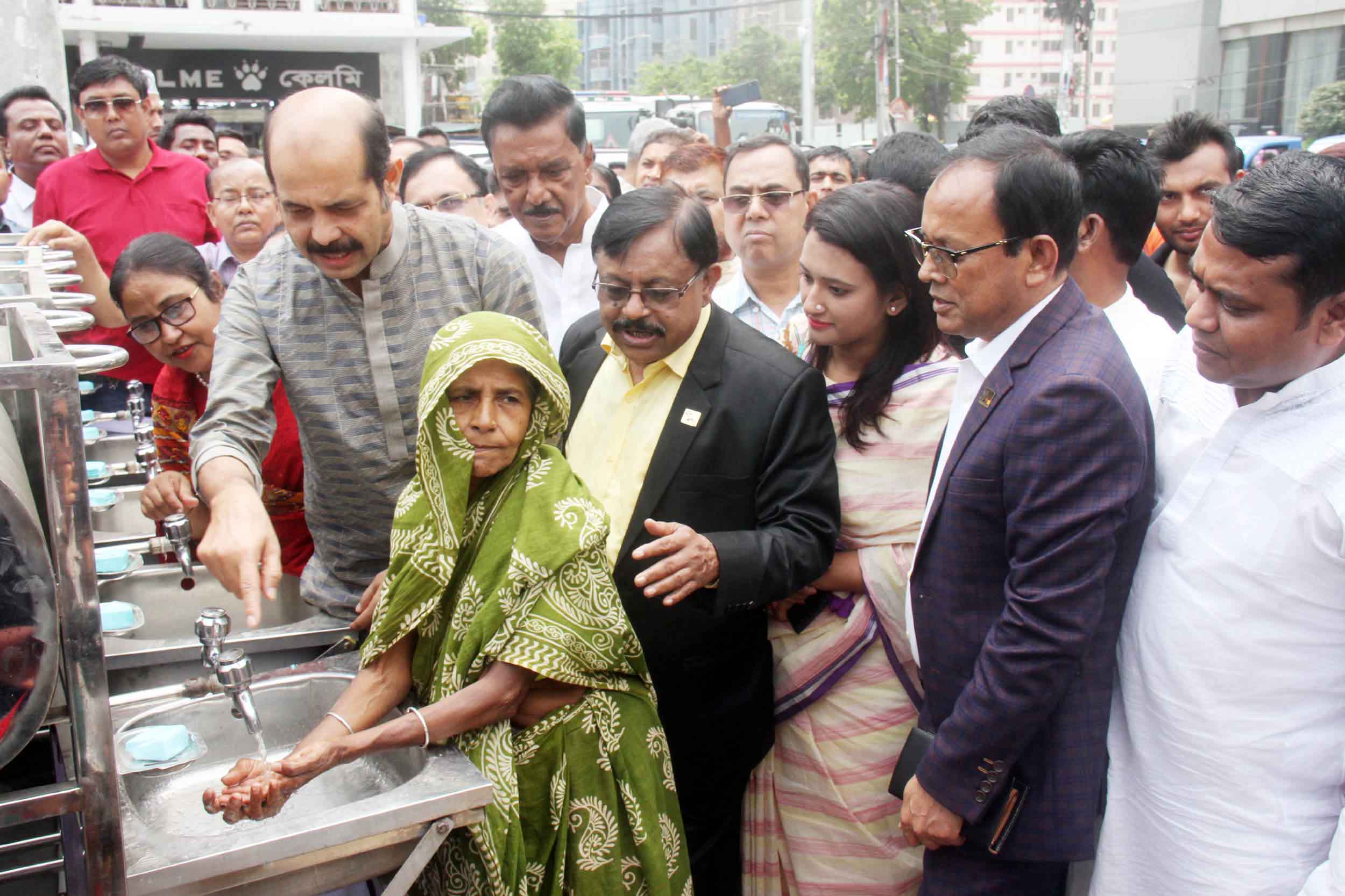 গুলশান ২ নম্বর ডিএনসিসি মার্কেটের সামনে মঙ্গলবার নতুন করোনাভাইরাসের সংক্রমণ প্রতিরোধে হাত ধোয়া কর্মসূচির উদ্বোধন করেন ঢাকা উত্তর সিটি কর্পোরেশনের মেয়র আতিকুল ইসলাম। 