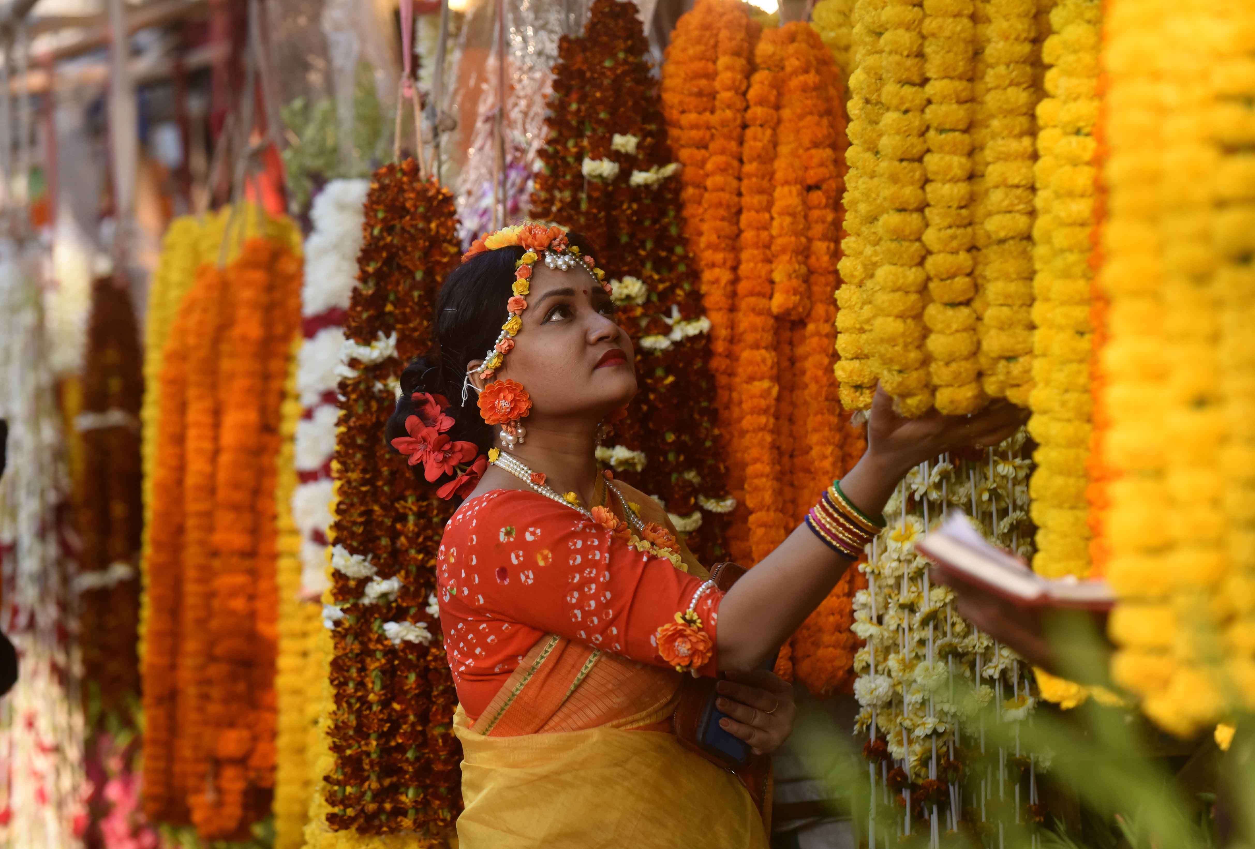 ঋতুরাজ বসন্ত ও ভালোবাসা দিবসকে রাঙাতে রাজধানীর ফুলের বাজারগুলোতে নানা ফুলের সমারোহ 