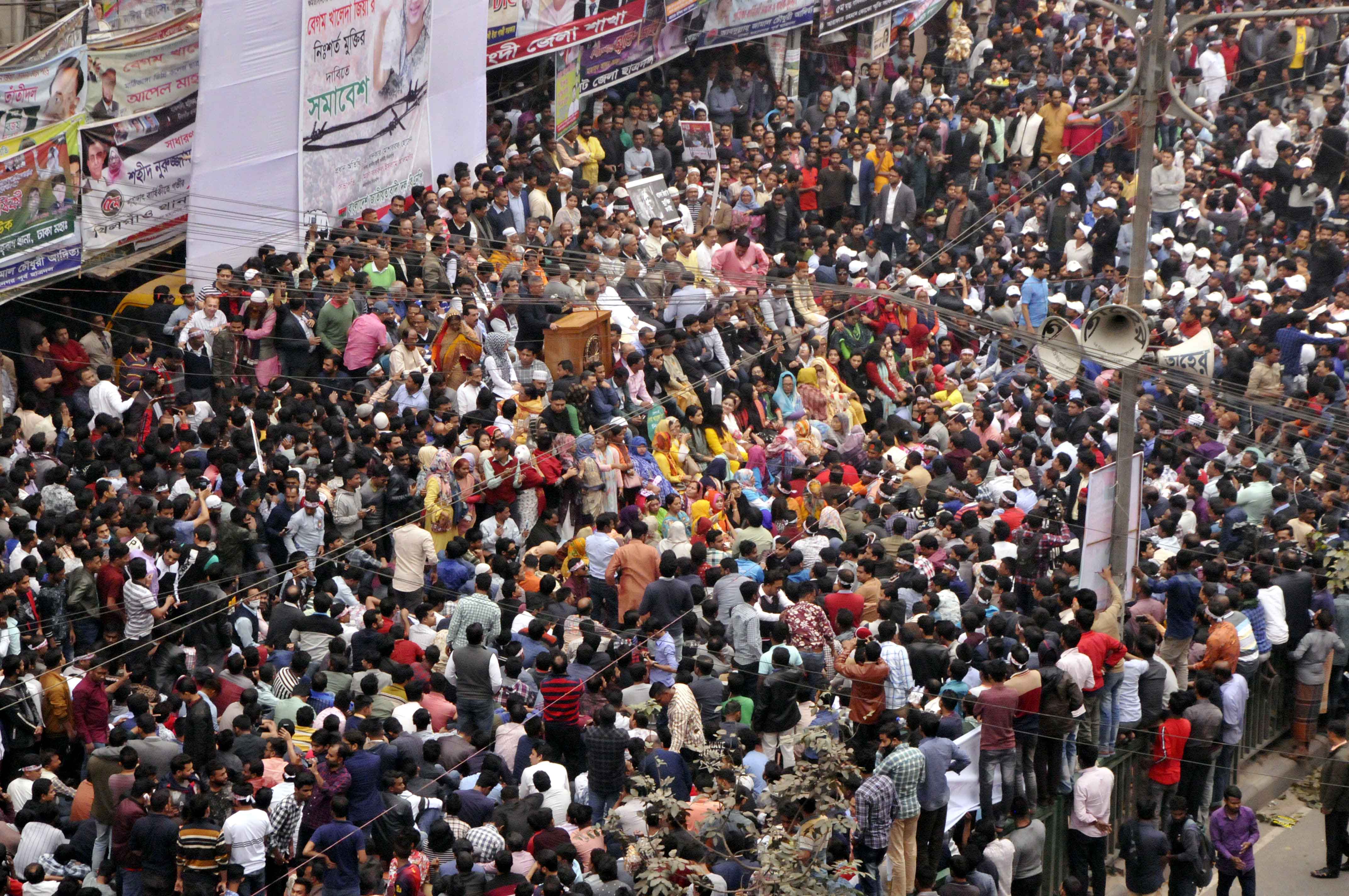 খালেদা জিয়ার মুক্তির দাবি ও কারাবাসের প্রতিবাদে শনিবার নয়াপল্টনে বিএনপির কেন্দ্রীয় কার্যালয়ের সামনে সমাবেশে দলের মহাসচিব মির্জা ফখরুল ইসলাম আলমগীরসহ নেতারা। 