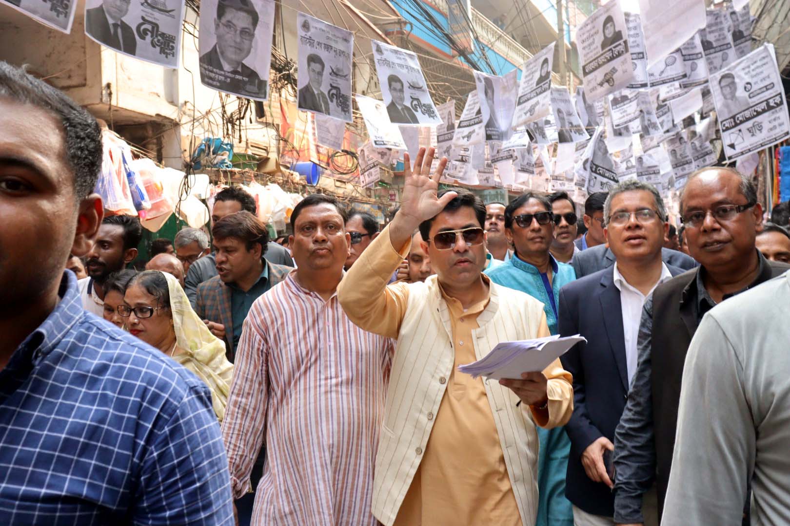 ঢাকা দক্ষিণ সিটি কর্পোরেশন নির্বাচনে আওয়ামী লীগের মেয়রপ্রার্থী শেখ ফজলে নূর তাপস রোববার আরামবাগ এলাকায় গণসংযোগ করেন 