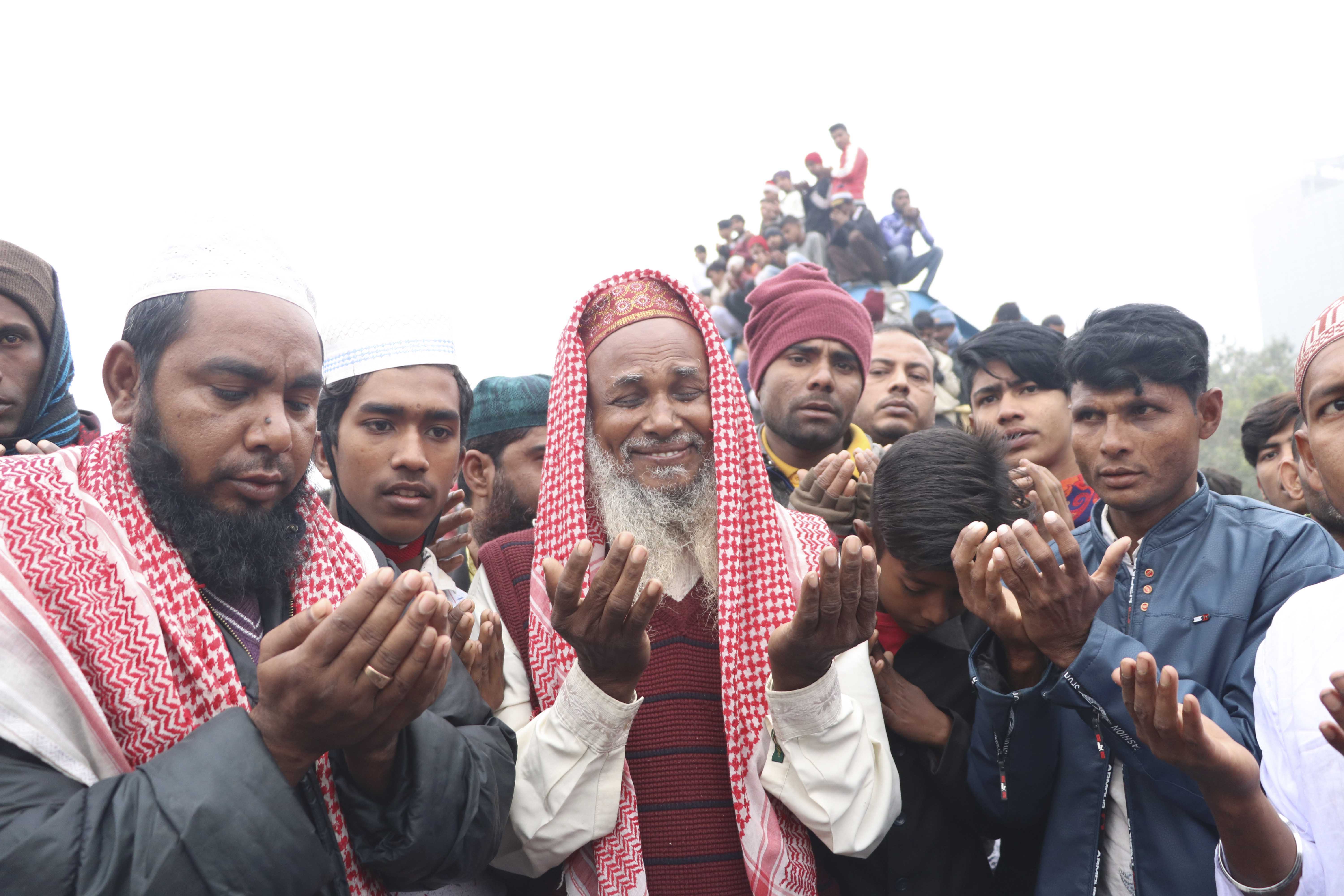 বিশ্ব ইজতেমার আখেরি মোনাজাতে কান্নারত এক বৃদ্ধ- -----সাইফুল ইসলাম    