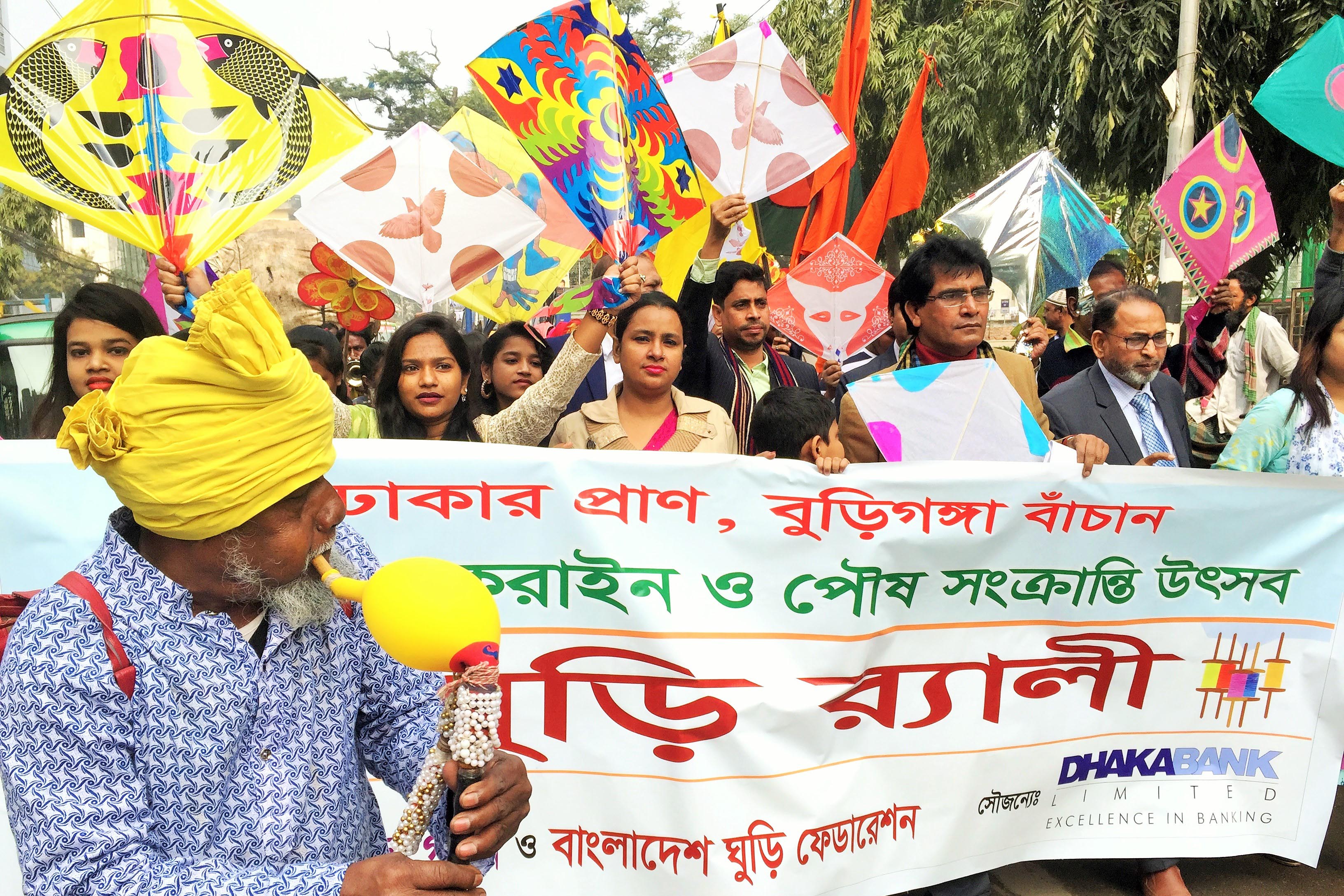 সাকরাইন উৎসবকে স্বাগত জানিয়ে র‌্যালি করেছে বাংলাদেশ ঘুড়ি ফেডারেশন। সকালে অনুষ্ঠিত এ র‌্যালিতে রঙ বেরঙের ঘুরি নিয়ে উপস্থিত হন নারী, পুরুষ শিশুরা