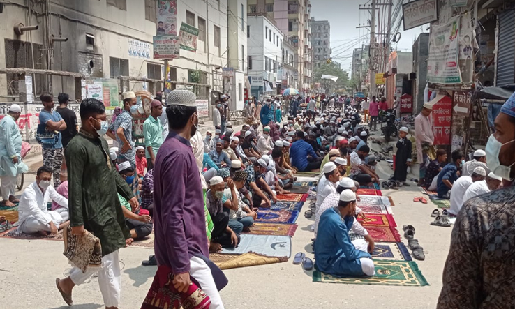 লকডাউনের মধ্যেও শুক্রবার জুমার নামাজ আদায় করতে মসজিদে মসজিদে মুসল্লীদের ভিড়