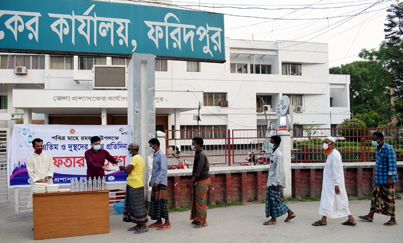 পবিত্র রমজান মাস উপলক্ষে ফরিদপুর জেলা প্রশাসনের উদ্যোগে দুস্থদের মধ্যে ইফতার সামগ্রী বিতরণ করা হচ্ছে। ছবি- মফিজুর রহমান শিপন