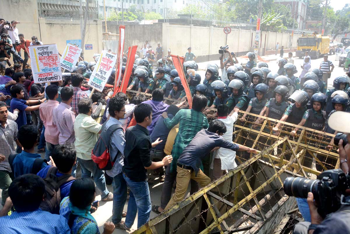 গ্যাসের দাম বাড়ানোর প্রতিবাদে জ্বালানি মন্ত্রণালয় ঘেরাও করতে গেলে পুলিশের সঙ্গে সংঘর্ষের ঘটনা ঘটে। 