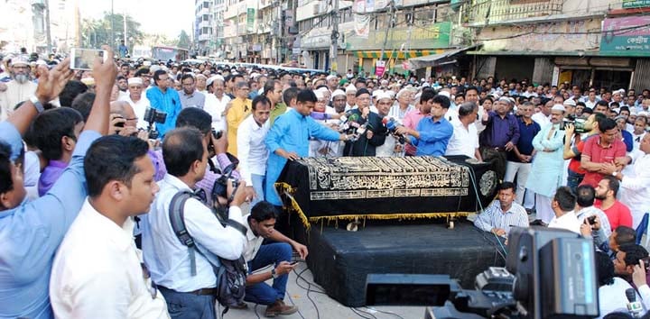 নয়াপল্টনে বিএনপি কার্যালয়ের সামনে সাবেক রাষ্ট্রপতি আবদুর রহমান বিশ্বাসের নামাজে জানাজা। 