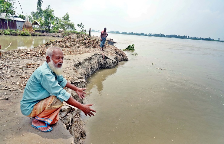 তিস্তা নদীর তীব্র ভাঙনে বিলীন হচ্ছে শত শত ঘরবাড়ি, মসজিদ-মাদ্রাসা ও শিক্ষাপ্রতিষ্ঠান। হারিয়ে যাচ্ছে গ্রামের পর গ্রাম। ছবিটি কুড়িগ্রামের রাজারহাট উপজেলার গড়িয়ালভাঙ্গা ইউনিয়নের বগুড়াপাড়া গ্রাম থেকে তোলা। 