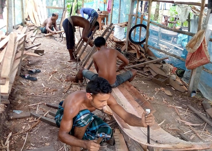 বর্ষার পানি আসায় যশোরের মনিরামপুরে মাছের ঘেরগুলোতে ধুম পড়েছে ডোঙ্গা তৈরির। 