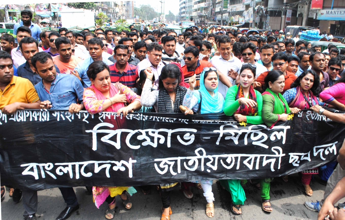 চট্টগ্রামে ছাত্রদলের এক নেতাকে হত্যার প্রতিবাদে রাজধানীতে সংগঠনটির নেতাকর্মীদের বিক্ষোভ। 