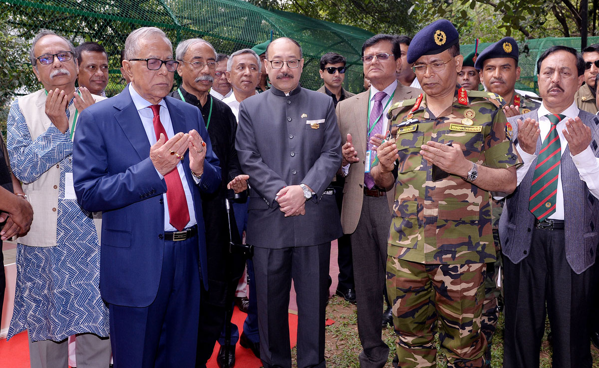 রাষ্ট্রপতি আবদুল হামিদ শনিবার বঙ্গভবনে শহীদ স্মৃতি বৃক্ষরোপন কর্মসূচির উদ্বোধন করে গাছের চারা রোপণ শেষে মোনাজাতে অংশ নেন। 