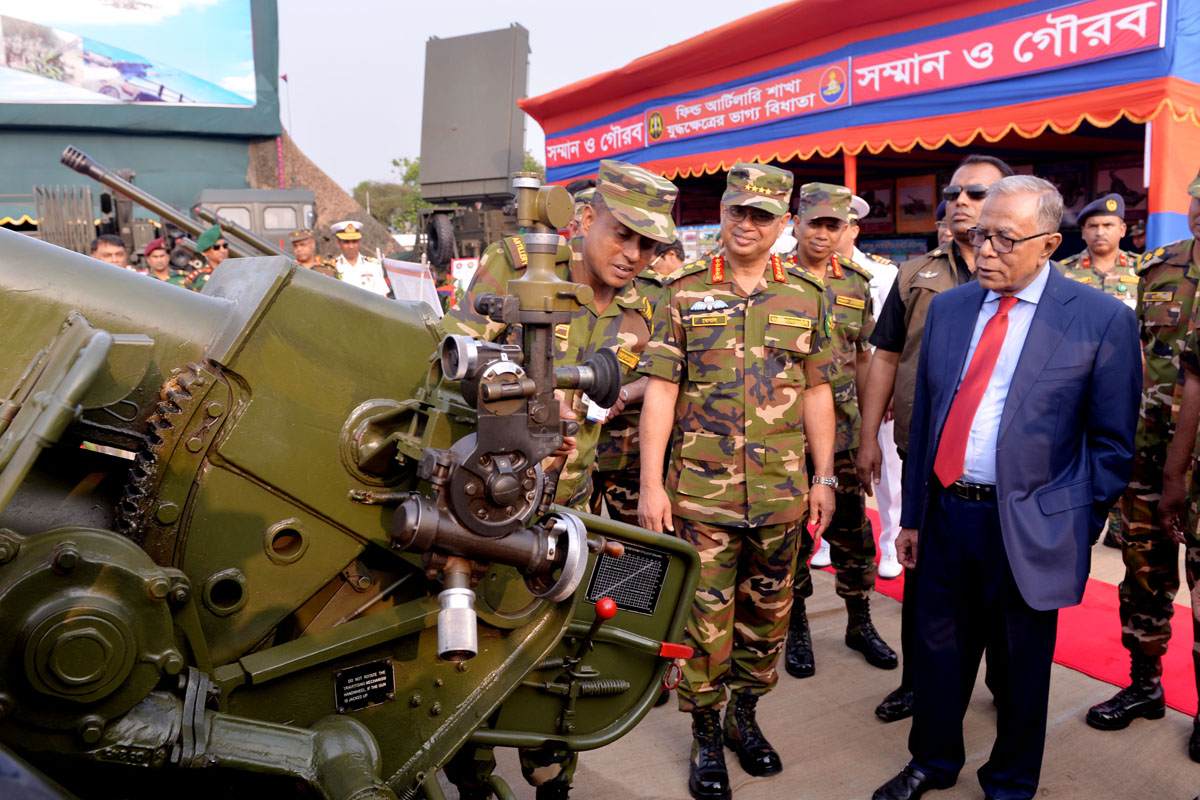 স্বাধীনতা দিবস উপলক্ষে আয়োজিত সাত দিনের সমরাস্ত্র প্রদর্শনী পরিদর্শন করেন রাষ্ট্রপতি আবদুল হামিদ। 