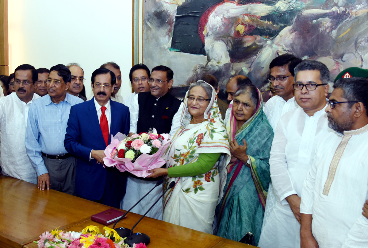 কারামুক্ত দিবসে দলের শীর্ষ নেতারা ফুল দিয়ে শুভেচ্ছা জানান প্রধানমন্ত্রী শেখ হাসিনাকে। 