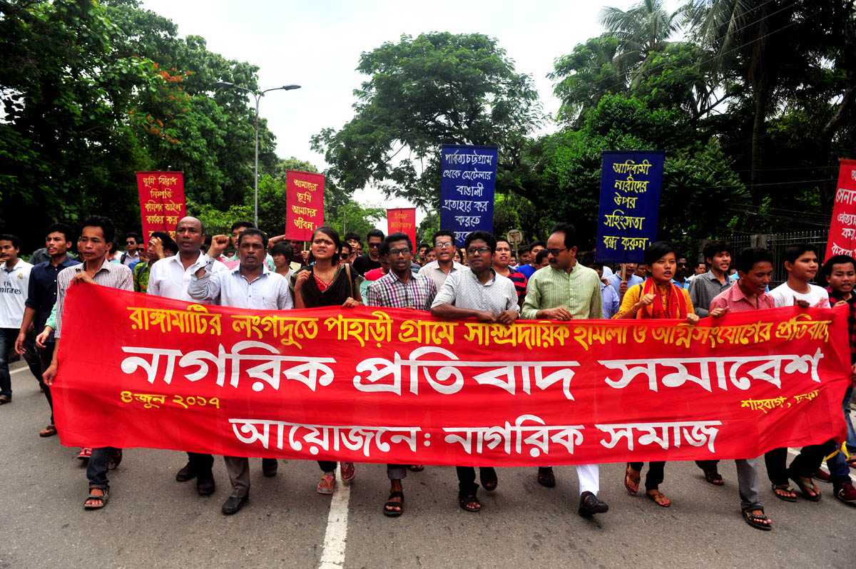 রাঙামাটির লংগদুতে পাহাড়িদের বাড়িঘরে আগুন দেয়ার প্রতিবাদে রাজধানীতে বিক্ষোভ। 