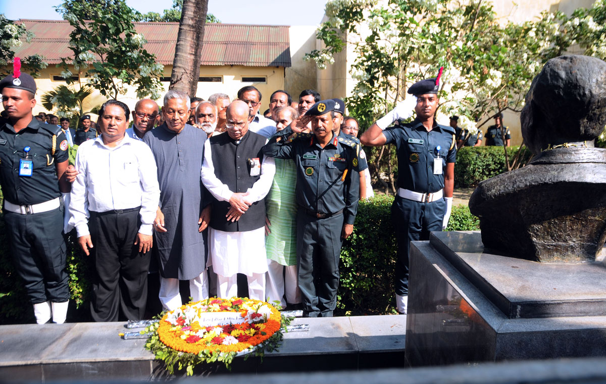 স্বাস্থ্যমন্ত্রী মোহাম্মদ নাসিম ঢাকায় সাবেক কেন্দ্রীয় কারাগারে ১৪ দলের নেতাদের নিয়ে জাতীয় চার নেতার স্মৃতিবিজড়িত স্থানে পুষ্পস্তবক অর্পণ করেন। 