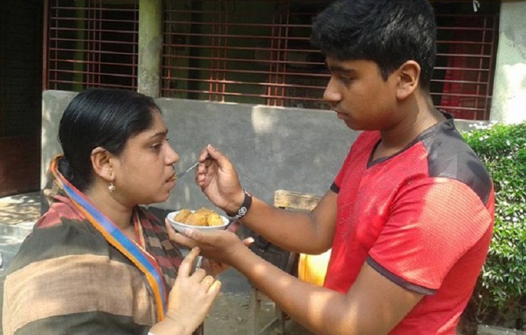 মা মলি রাণীকে মিষ্টি খাওয়াচ্ছেন ছেলে মৃন্ময় কুমার