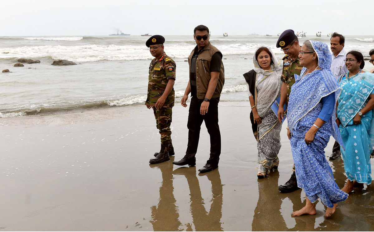 কক্সবাজার সফরকালে বিশ্বের বৃহত্তম সমুদ্র সৈকতে প্রধানমন্ত্রী শেখ হাসিনা। 