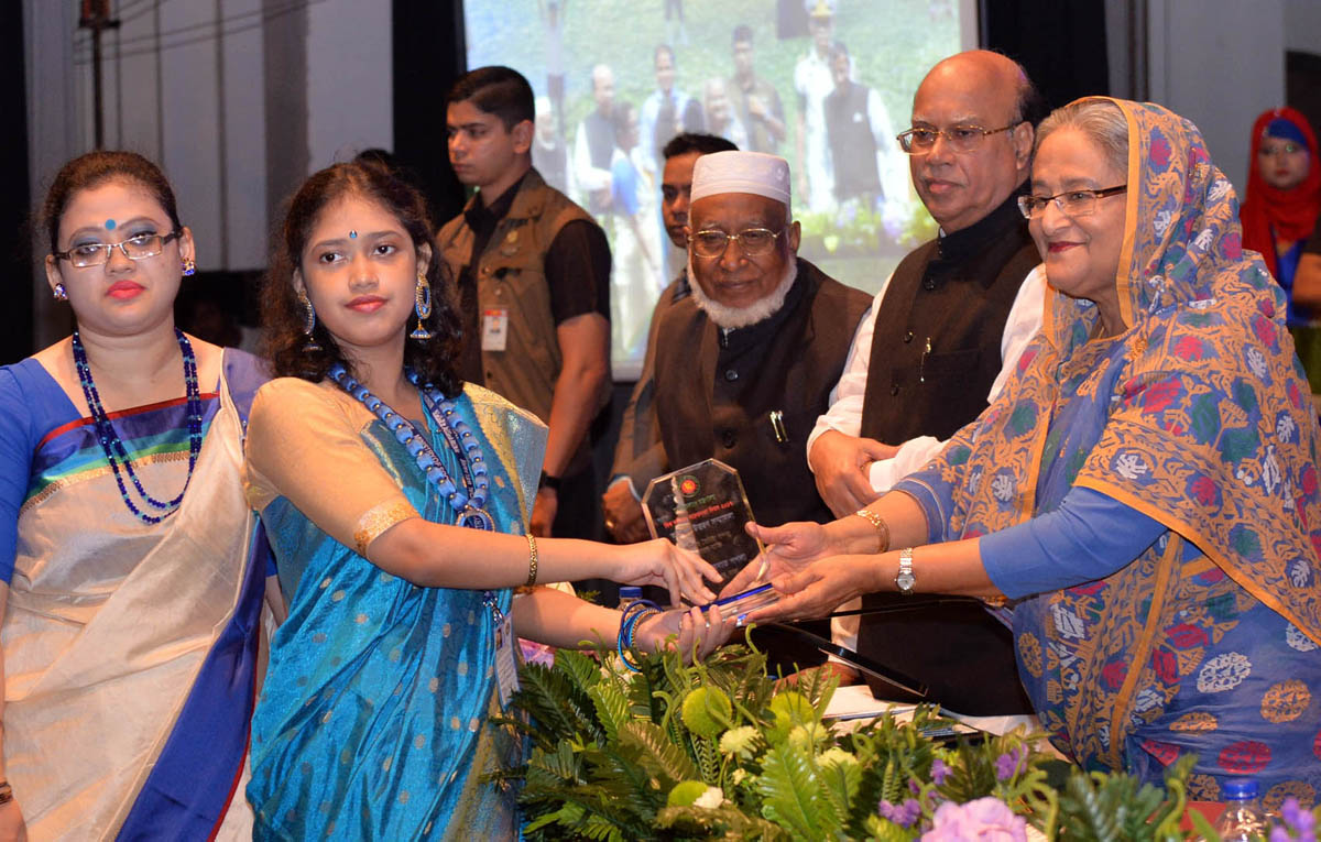 বিশ্ব অটিজম সচেতনতা দিবসের অনুষ্ঠানে অটিজম অতিক্রমে সফল ব্যক্তি, প্রতিষ্ঠান ও সংস্থাকে বিশেষ সম্মাননা প্রদান করেন প্রধানমন্ত্রী শেখ হাসিনা। 