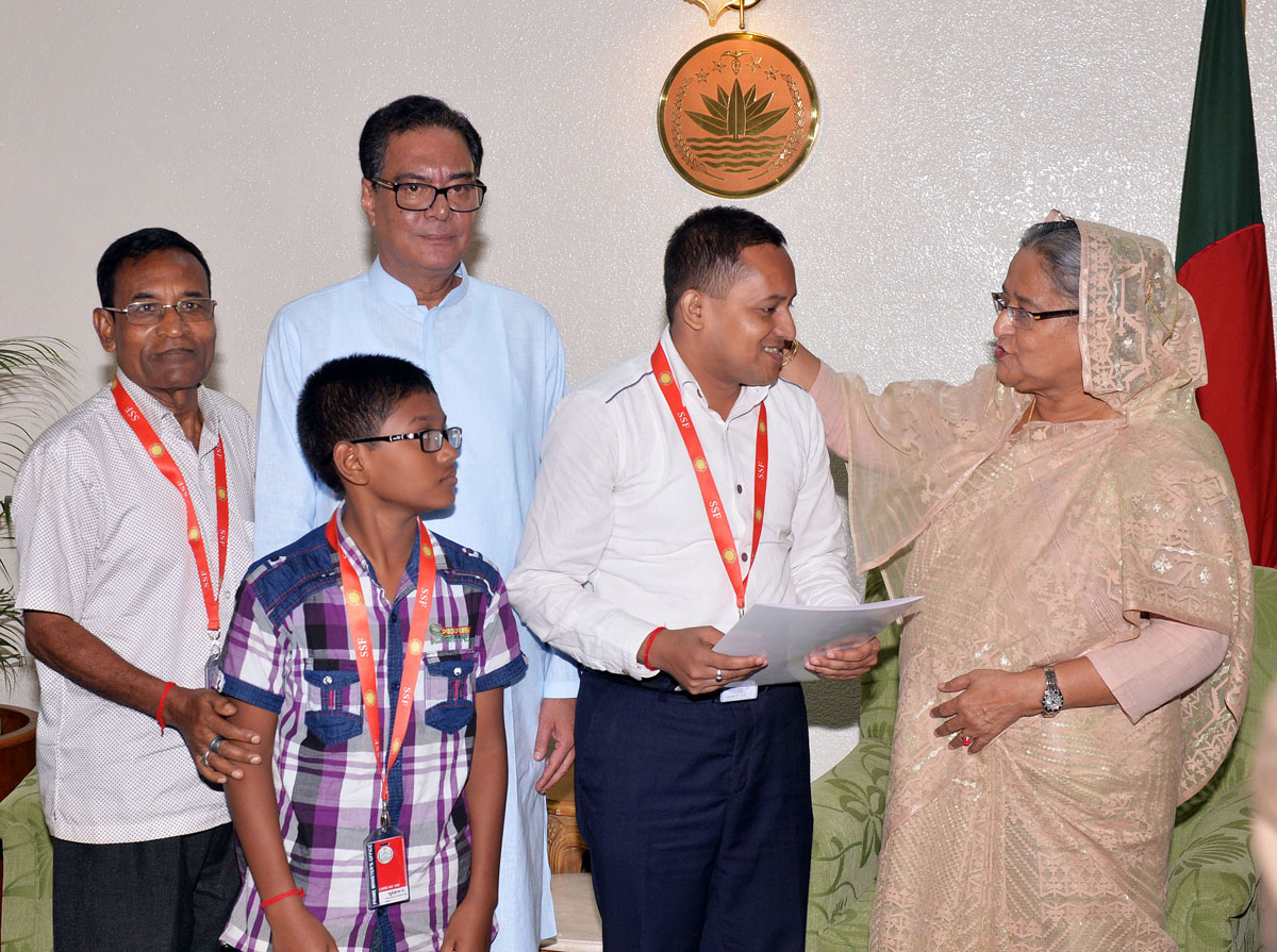 কিশোরগঞ্জের শোলাকিয়ায় জঙ্গি হামলায় নিহত ঝর্ণা রানীর ছেলের হাতে চাকরির নিয়োগপত্র তুলে দেন প্রধানমন্ত্রী শেখ হাসিনা। 