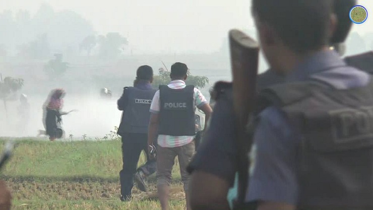 হাসুয়া হাতে নিয়ে এভাবেই আব্দুল মতিনকে কোপাতে আসে নারী জঙ্গি