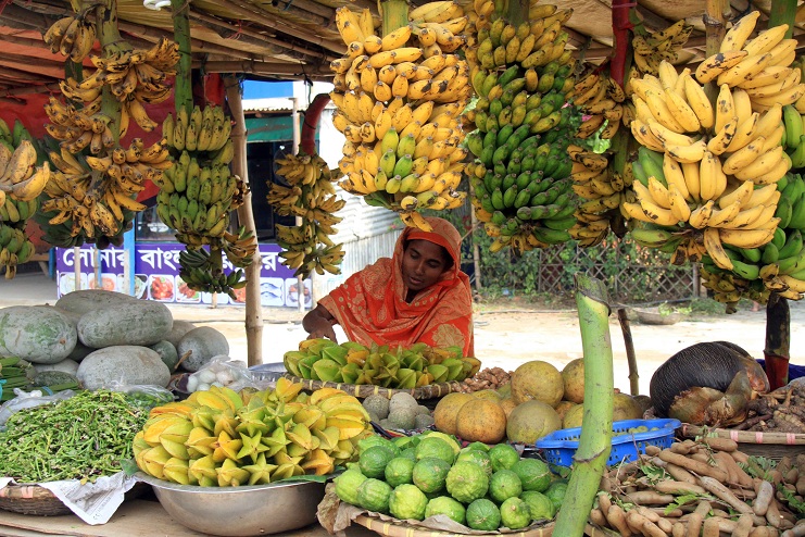 নীলা মার্কেটে দেশীয় ফলের সমারোহ---- সাইফুল ইসলাম