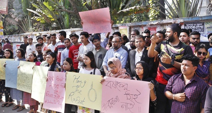 ঢাকার স্ট্যামফোর্ড বিশ্ববিদ্যালয়ের ছাত্রী রুবাইয়াত শারমিন রুম্পা ‘হত্যার’ বিচারের দাবিতে শুক্রবার সিদ্ধেশ্বরীতে প্রধান ক্যাম্পাসের সামনে শিক্ষার্থীদের মানববন্ধন। 