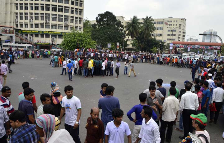 পরীক্ষায় প্রশ্নফাঁস বন্ধের দাবিতে সোমবার শাহবাগ মোড়ে সড়ক অবরোধ করে শিক্ষার্থীরা। 