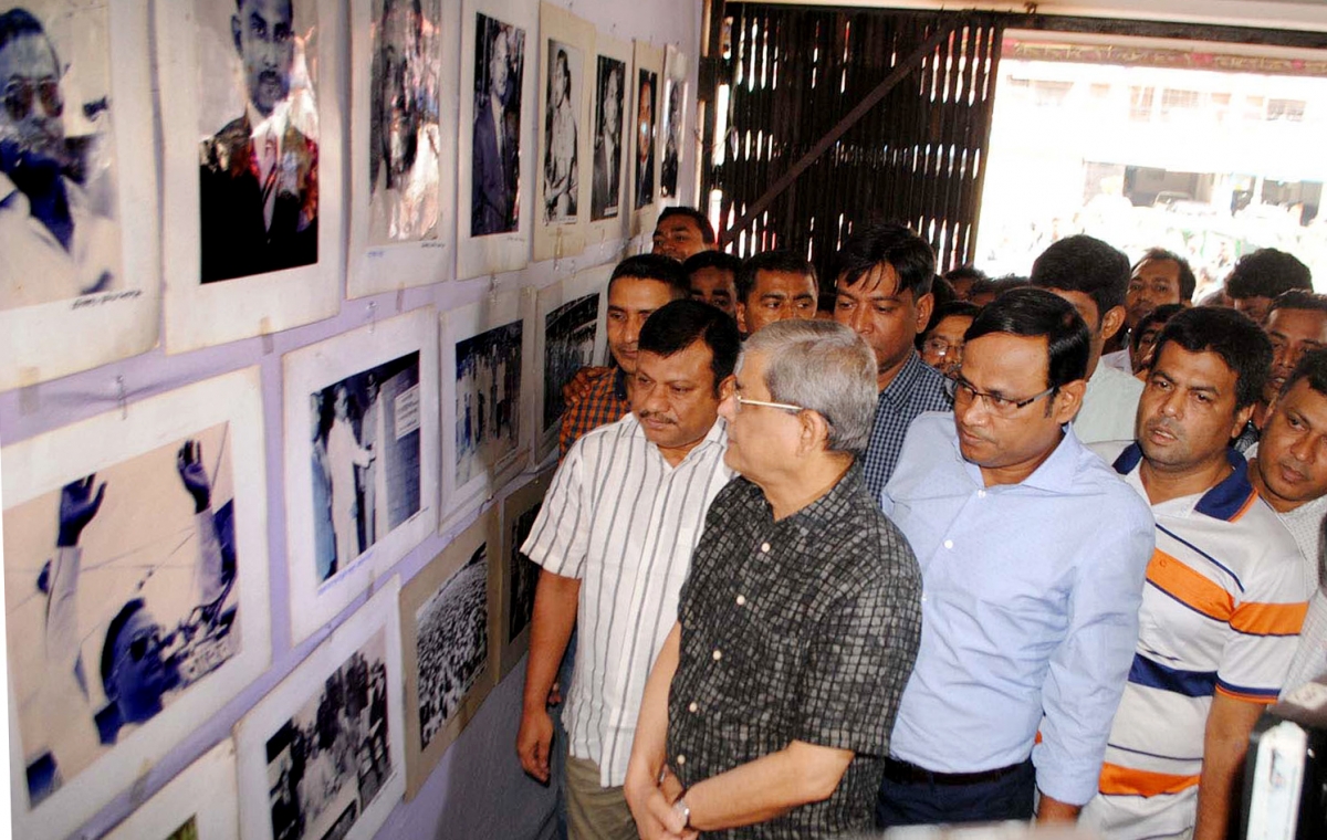 মহান স্বাধীনতা দিবস উপলক্ষে বিএনপির কার্যালয়ে আলোকচিত্র প্রদর্শনী ঘুরে দেখেন মহাসচিব মির্জা ফখরুল ইসলাম আলমগীর। 