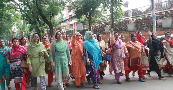 খালেদা জিয়ার গুলশান কার্যালয়ে তল্লাশির প্রতিবাদে জাতীয়তাবাদী মহিলা দলের বিক্ষোভ। 