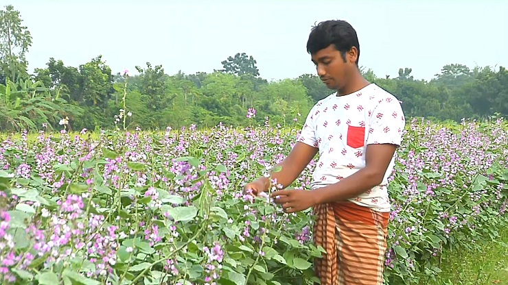 Qattiq jinsi shim kiygan yalangoch qiz fotosurati Qattiq jinsi shim kiygan yalangoch qiz fotosurati