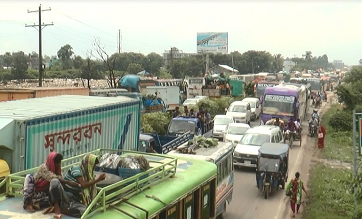 নবীনগর-চন্দ্রা মহাসড়কে যান চলাচলে ধীরগতি