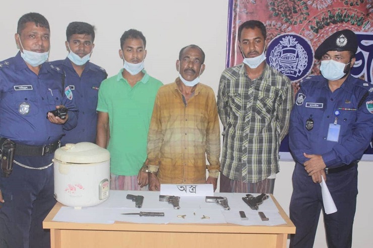 যশোরে অস্ত্রসহ বাবা-ছেলে আটক