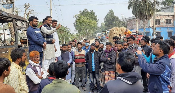 সিংড়ায় বাসে আগুন, মালিক-শ্রমিকদের অবরোধ